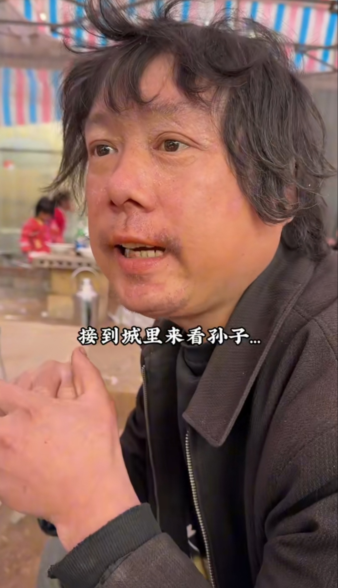 令人感动！一对父子在农村大集上喝羊汤，坐在饭桌前的一段对话，让网友们纷纷泪目。
