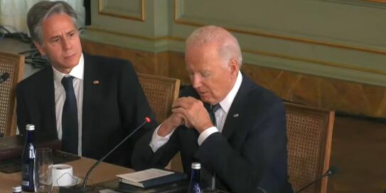 美国总统拜登在同我国代表会晤时，曾发生了有趣一幕，那就是当拜登讲话的时候，坐在旁