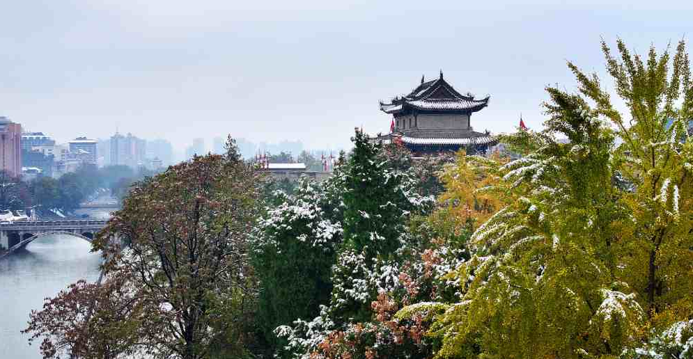 陕西省西安市迎来立冬以来首场降雪，白雪掩映下的古都古朴宁静。游客们在西安城墙上赏