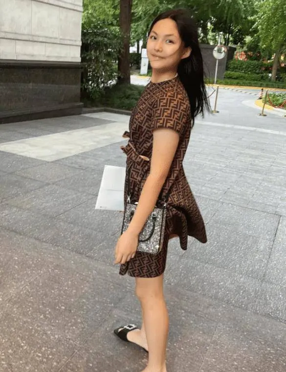 女儿问李湘：“我才14岁，你生日礼物就送我这么成熟的裙子？”

李湘笑着说：“我