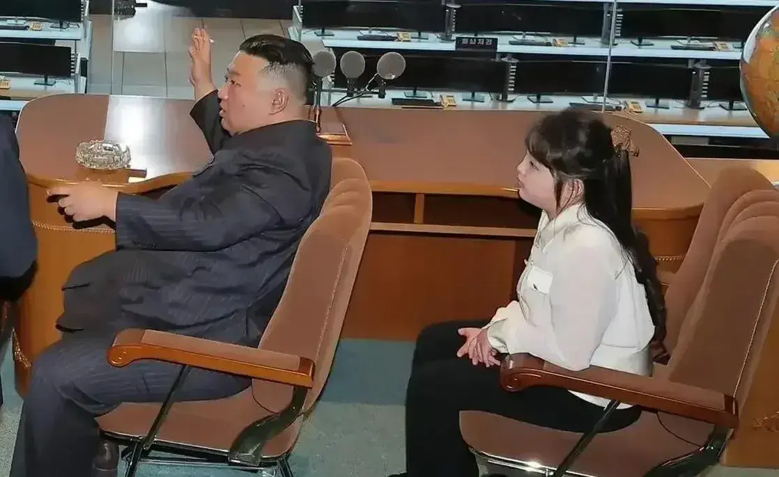 这角度、构图比较少见