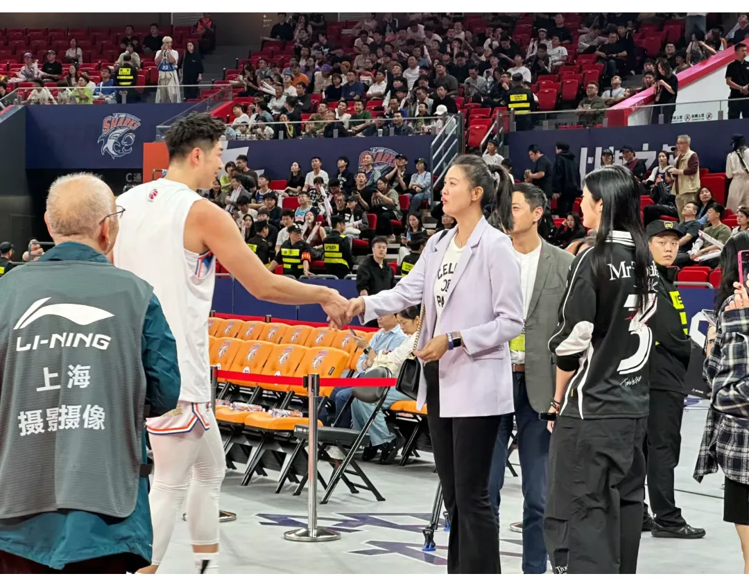 夫妻见面还握手，是领导慰问下属吗？
近日，在上海的一场CBA开赛前，奥运冠军张常