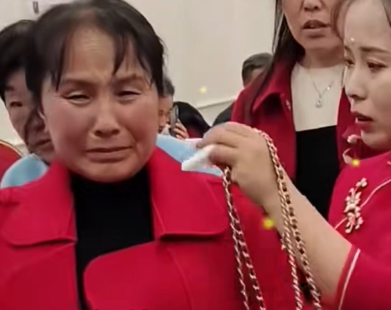 参加完女儿的婚礼后，新娘母亲哭成了泪人，本来是好事儿，可现如今的母亲是又高兴又不
