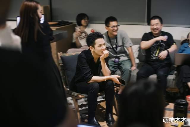 李佳琦风云后火速复播，网友满屏怒刷买不起，自己表情丑陋