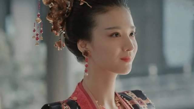 王楚然：将成下一个迪丽热巴？绯闻却比颜值更出名