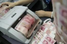 江苏南京，老太从银行取了50万，准备赞助孙子买房，万万没想到，她前脚刚把钱取出来