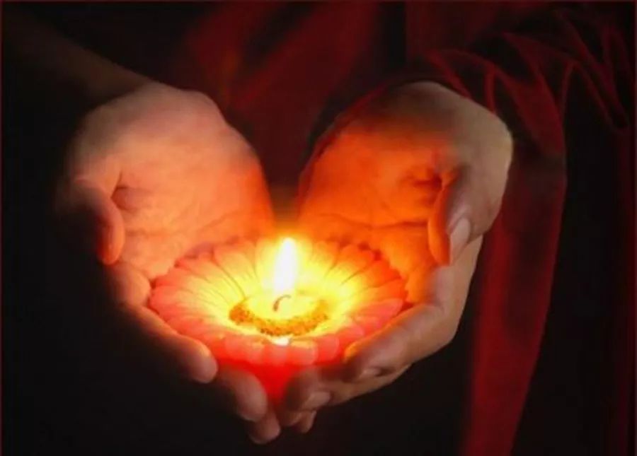 ​中元节，点一盏心灯，为天堂的亲人祈福 

七月半，是中元，这是一个很特别的日子