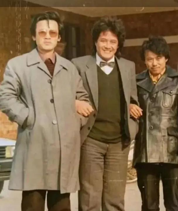 未功成名就的潘长江跟赵本山果然像个农民 还是身边这位帅哥像个城里人