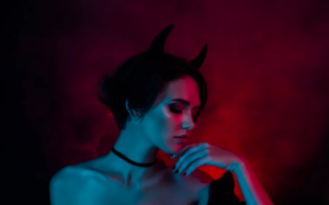 深山老林，八十岁神婆竟想强要了我，爷爷作为帮凶迷晕了我……