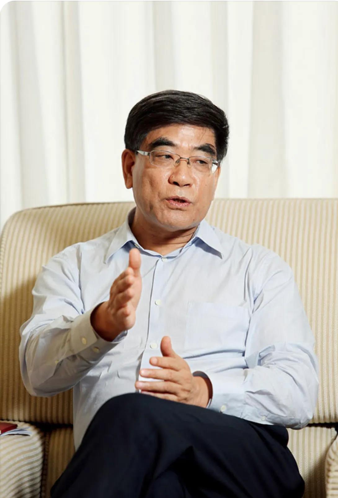 形式主义让领导“路都不会走了”
我们现在都深有感触，形式主义表现的连开个会都那么