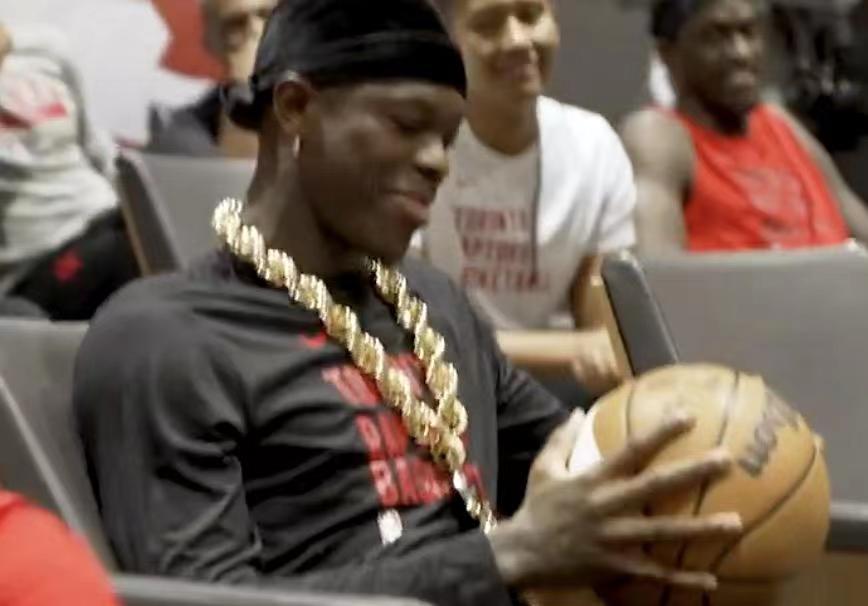 据媒体报道，在猛龙击败老鹰的比赛中，猛龙队的施罗德达成职业生涯10000分成就，