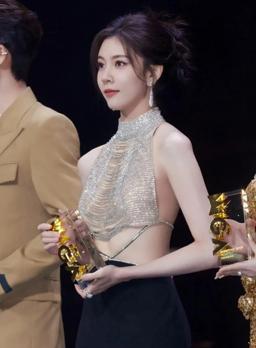 这衣服怎么穿内衣呀？不穿内衣怎么挺起来啊？
