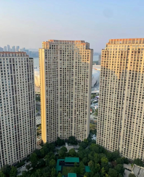 住在高层的朋友们，你们的勇气和毅力真的让人佩服！今天我有幸去拜访了一位住在42楼