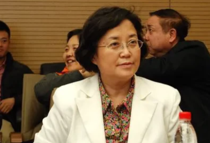 北大教授杨燕绥提了一个挺火的建议，引起了热议。她说，咱们得把男的退休年龄定在60