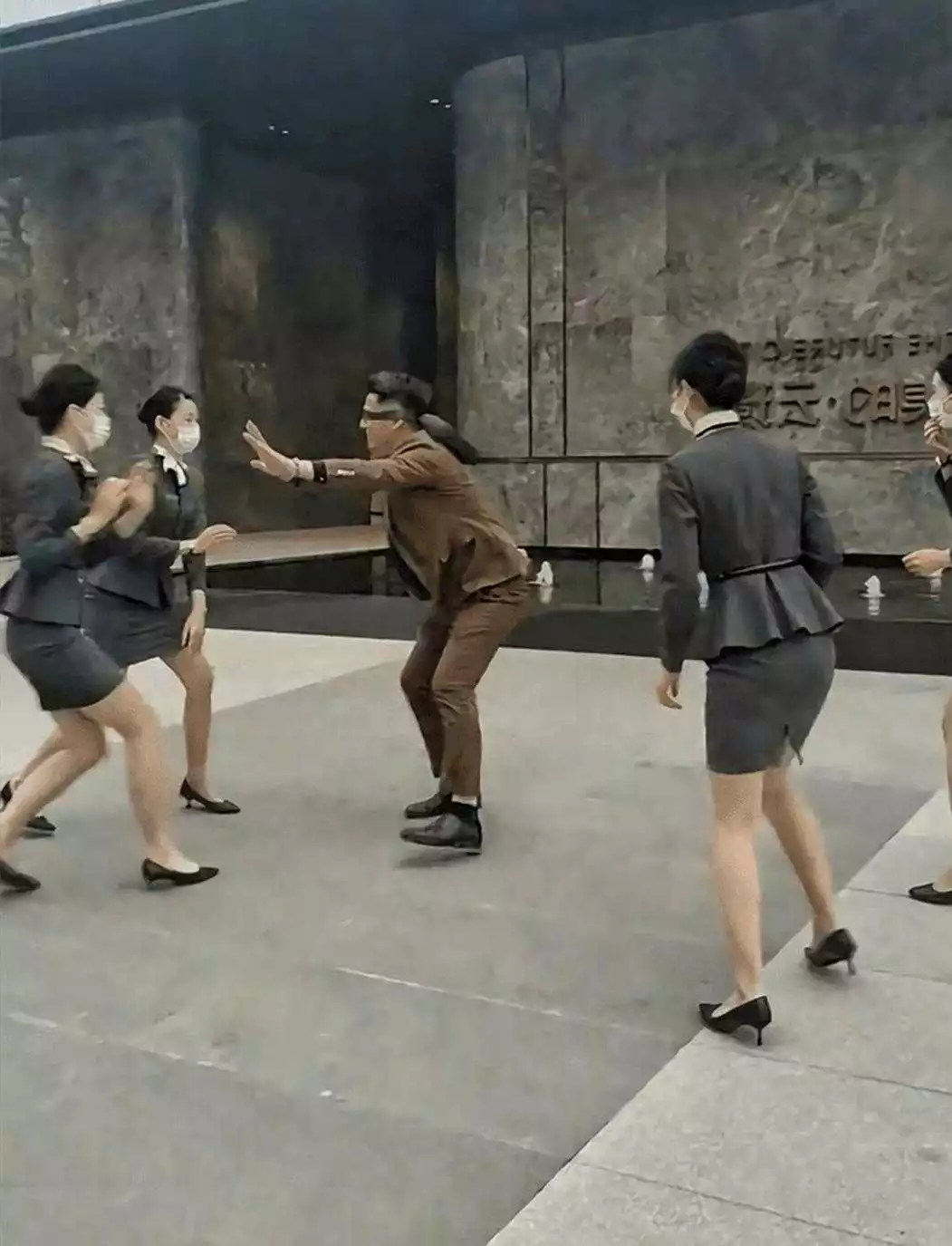 看到这张照片，我就想到纣王。