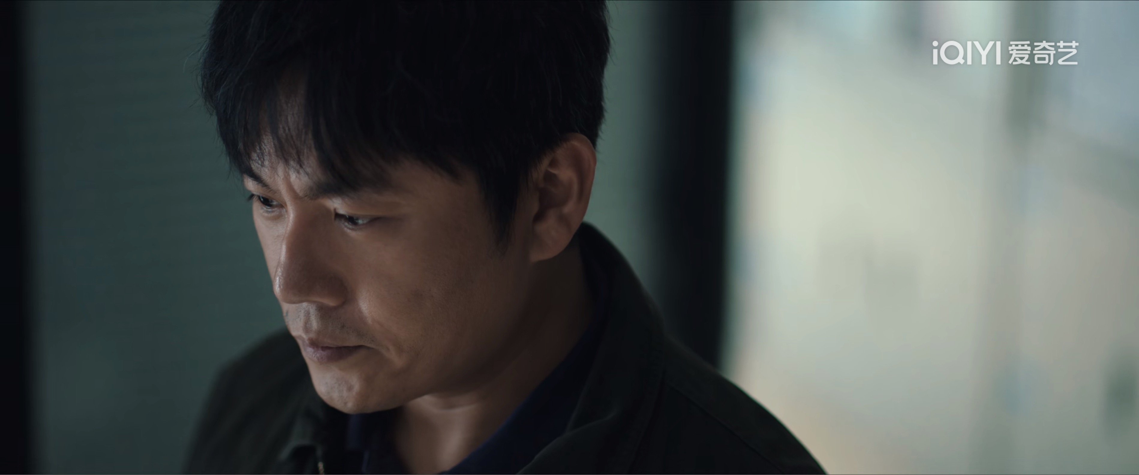 秦昊这次在《三大队》中的表演，再度封神了。

他去派出所参加活动，居然碰到了之前