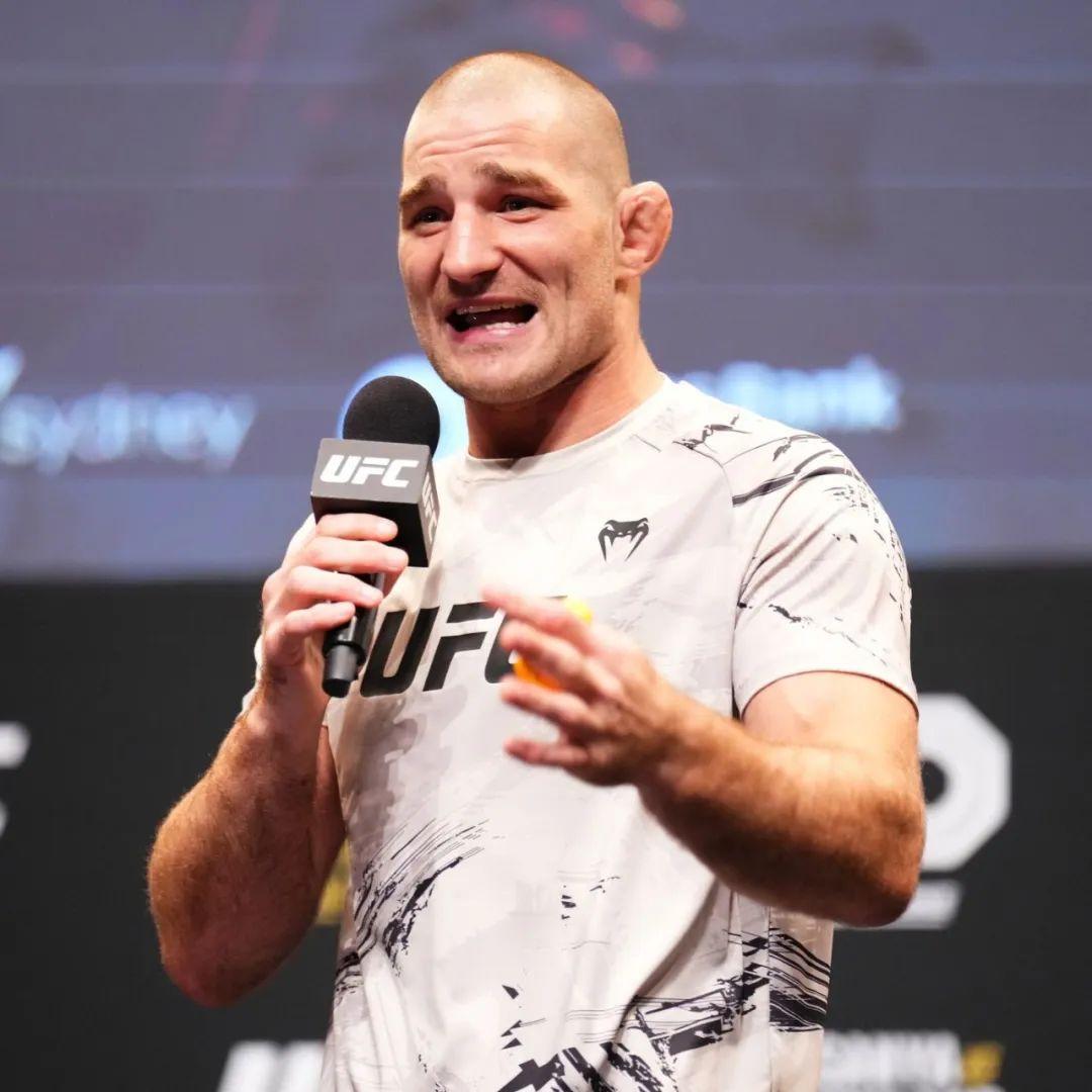 UFC因为频繁发生辱华事件，被认为是“辱华第一体育赛事”，就在最近该赛事世界冠军