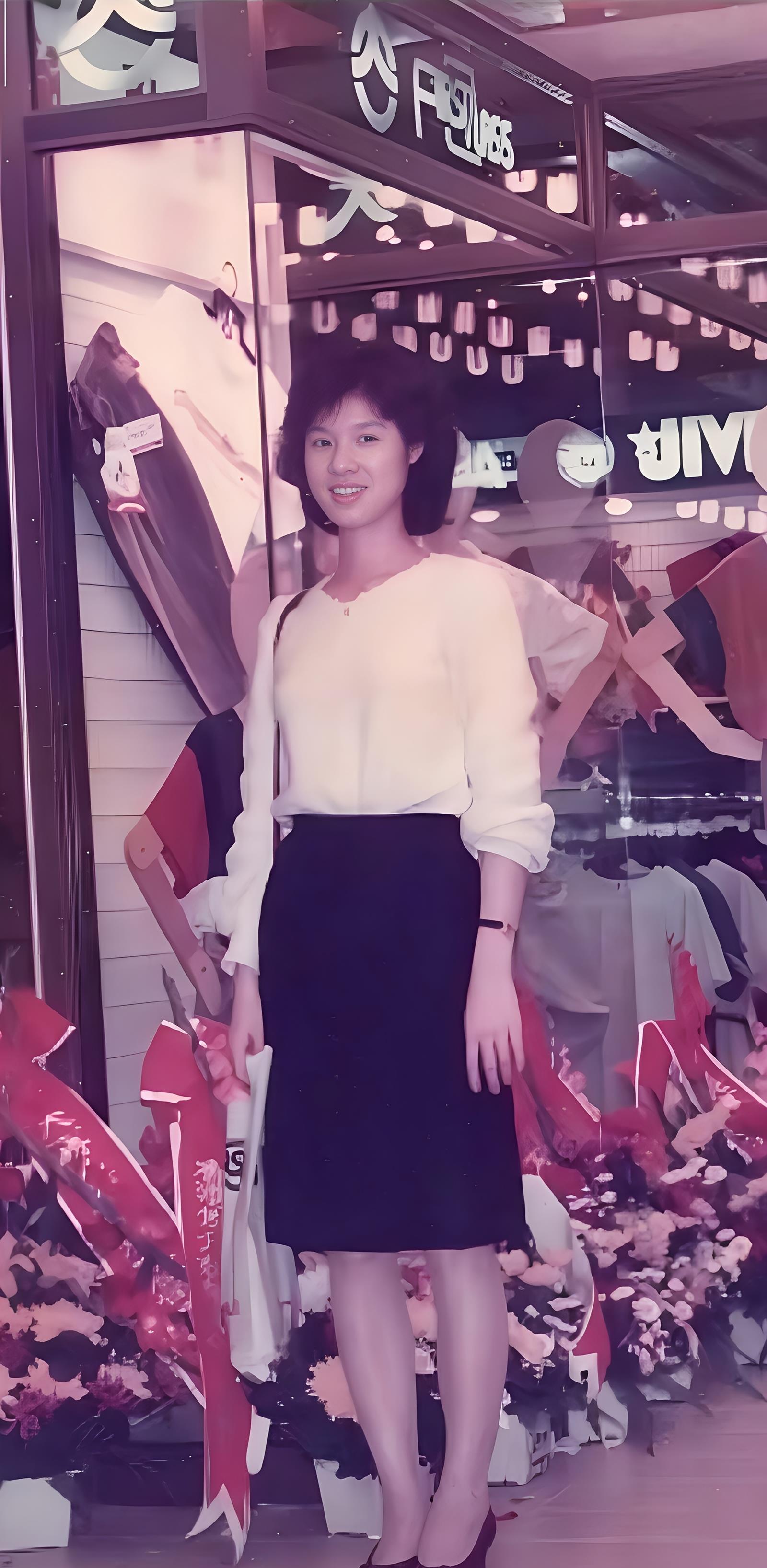 这是我四婶1994年在澳门的留影，当年25岁。我四叔个子很矮，家里给他介绍了个子