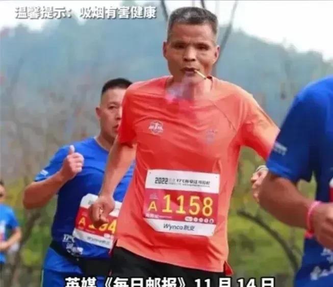 马拉松抽烟男子火爆网友，火到国外去了！
广州一名马拉松抽烟男子火到国外去了，这名