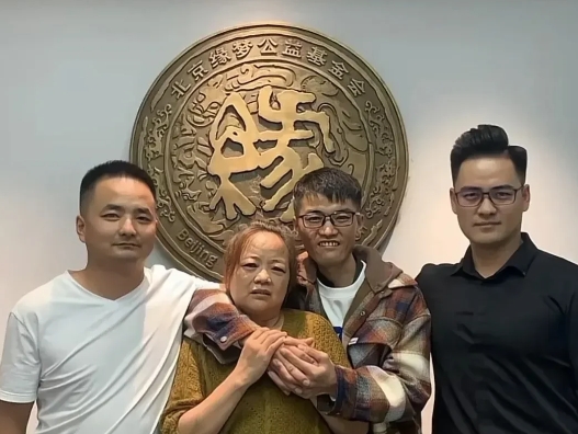 跟弟弟一对比，就知道他这么多年过得有多苦了。
弟弟一副霸道总裁的富贵相，而他……