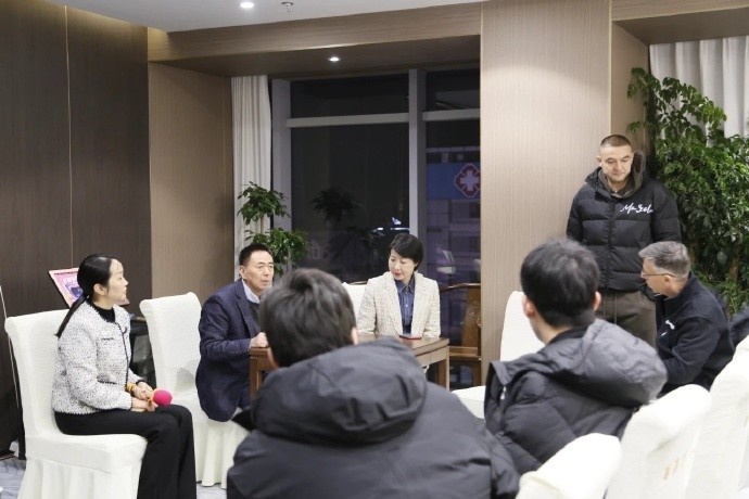 气氛凝重！同曦董事长给同曦男篮设宴+开会
同曦男篮第一阶段仅3胜7负成绩不佳，俱