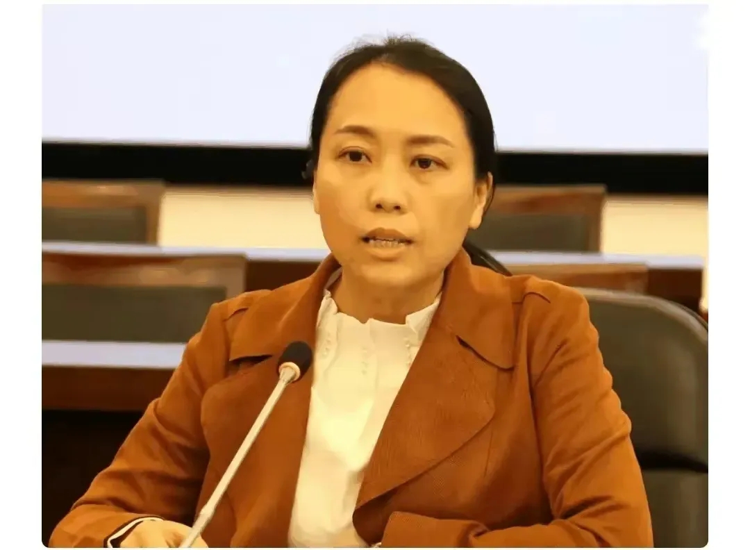 陈海仪错在哪里？为什么她被全国基层百姓唾弃？个人有以下三种观点：
①只看左，不看
