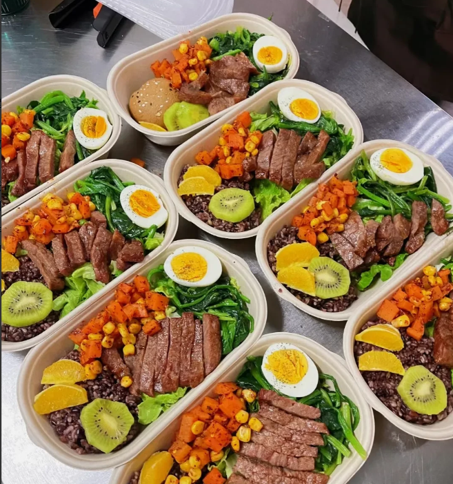 公司有几个同事说食堂的饭难吃，老板一怒之下就把食堂停了，每天给10块钱饭补。那几