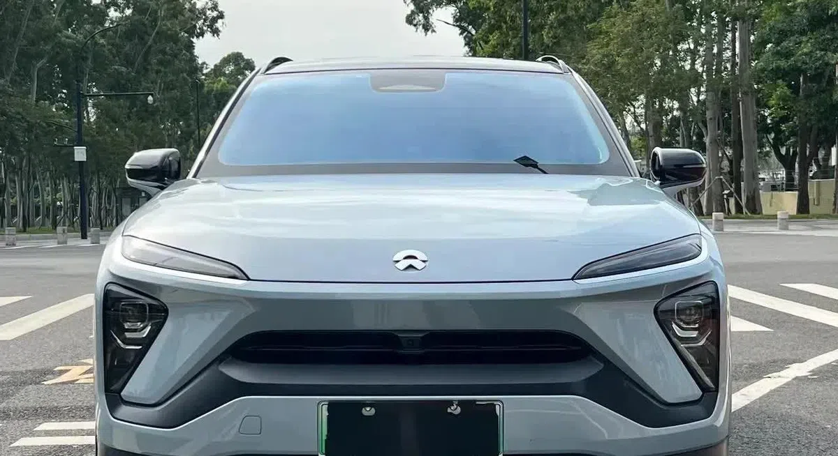 电动汽车正以令人震惊的速度贬值。一位朋友以40万元购买了一辆蔚来ES6运动电动车