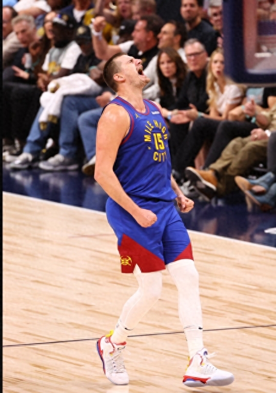 揭幕战，湖人107-119不敌掘金，点评下几个球员！

1.掘金首发太恐怖了。约