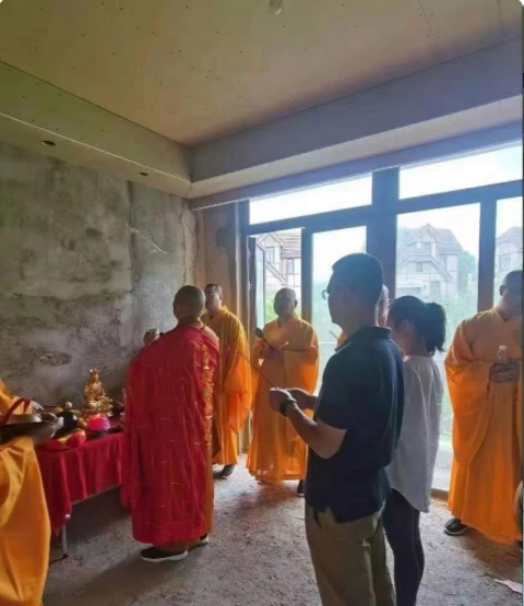 新房装修，别人家都是请了设计师到现场，量面积、画现场图忙的不亦乐乎！

这家装修