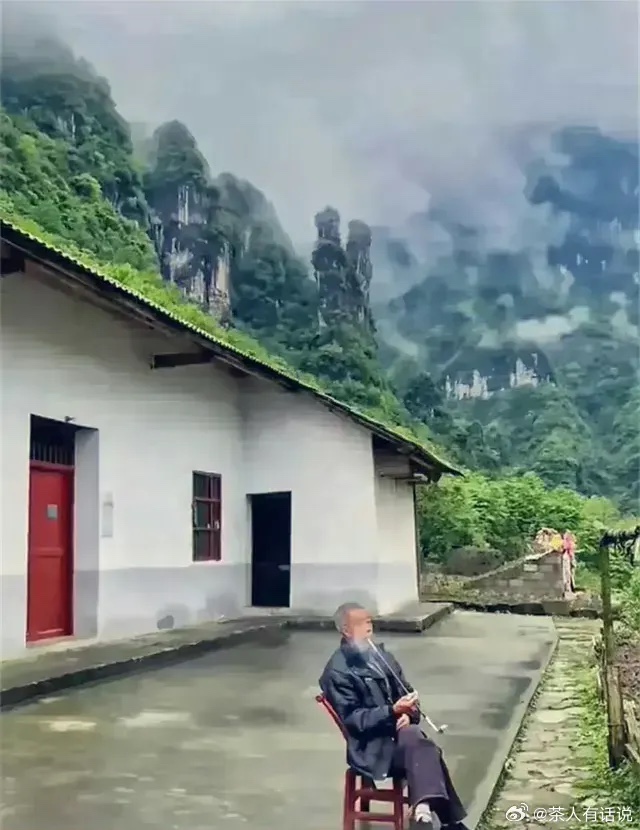 我敢说，就是给100万给这位大爷，他也不会搬离这地方！
