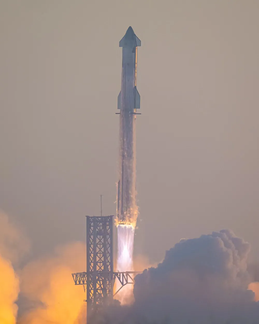 北京时间11月18日晚9时许，SpaceX星舰第二发试射，起飞后一开始一切顺利，