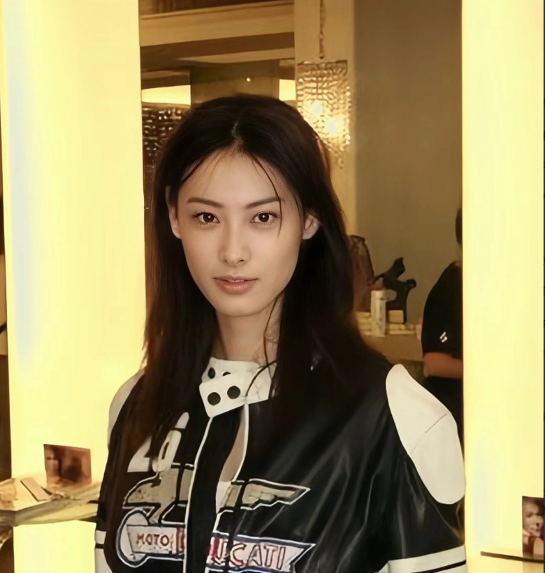 梁洛施最近接受鲁豫采访时说她以前真的很爱很爱李泽楷，我觉得她年轻时应该是真的爱，