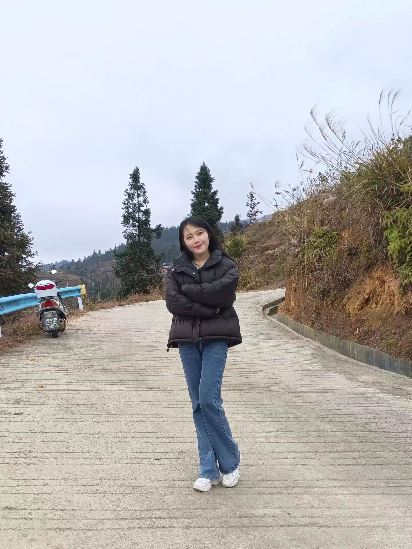 9月份回到老家农村躺平，现在后悔莫及。根本没有工作机会，只能帮爸妈干农活。爸爸辛