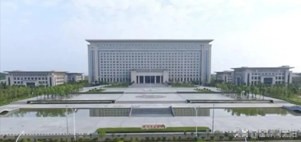 这是湖南某县建设的县委、县府办公大楼，投资2.7亿元，占地207亩，非常的高大上
