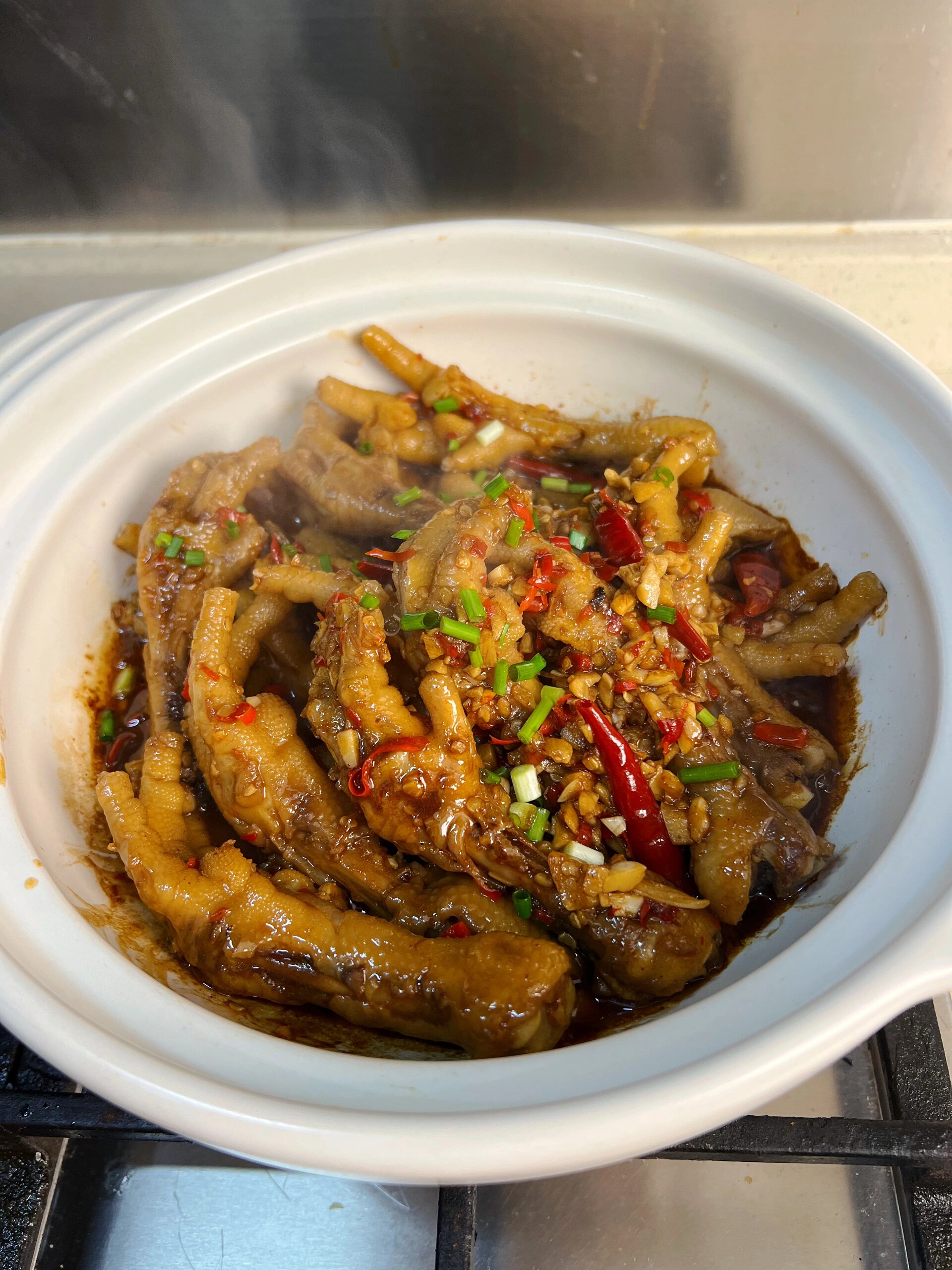 香辣蒜蓉鸡爪，鸡爪控的看过来，好吃到爆
这个做法的鸡爪比夜市上的好吃很多，闺蜜每