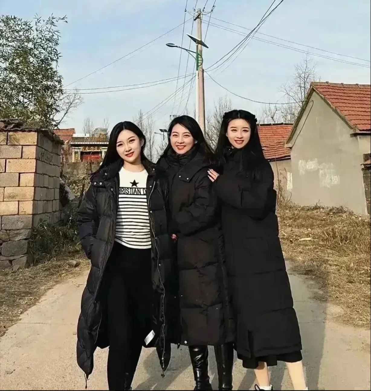 这张照片拍摄于2023年11月，我们大连市郊县某村村长结婚，作为多年的邻居必须要