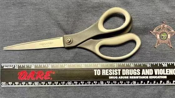 下体深不可测！犯人把22cm剪刀塞进肛门，试图带进监狱