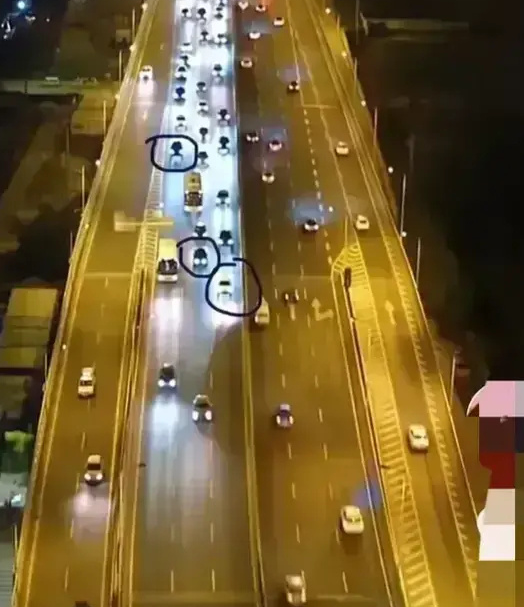 成都二环高架作为主干道，只有两个车道，所以一旦有点小问题，马上全线拥堵。事故插队