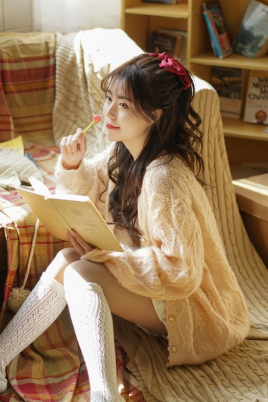 上联：仙子仙女，玉面玲珑；
下联：？