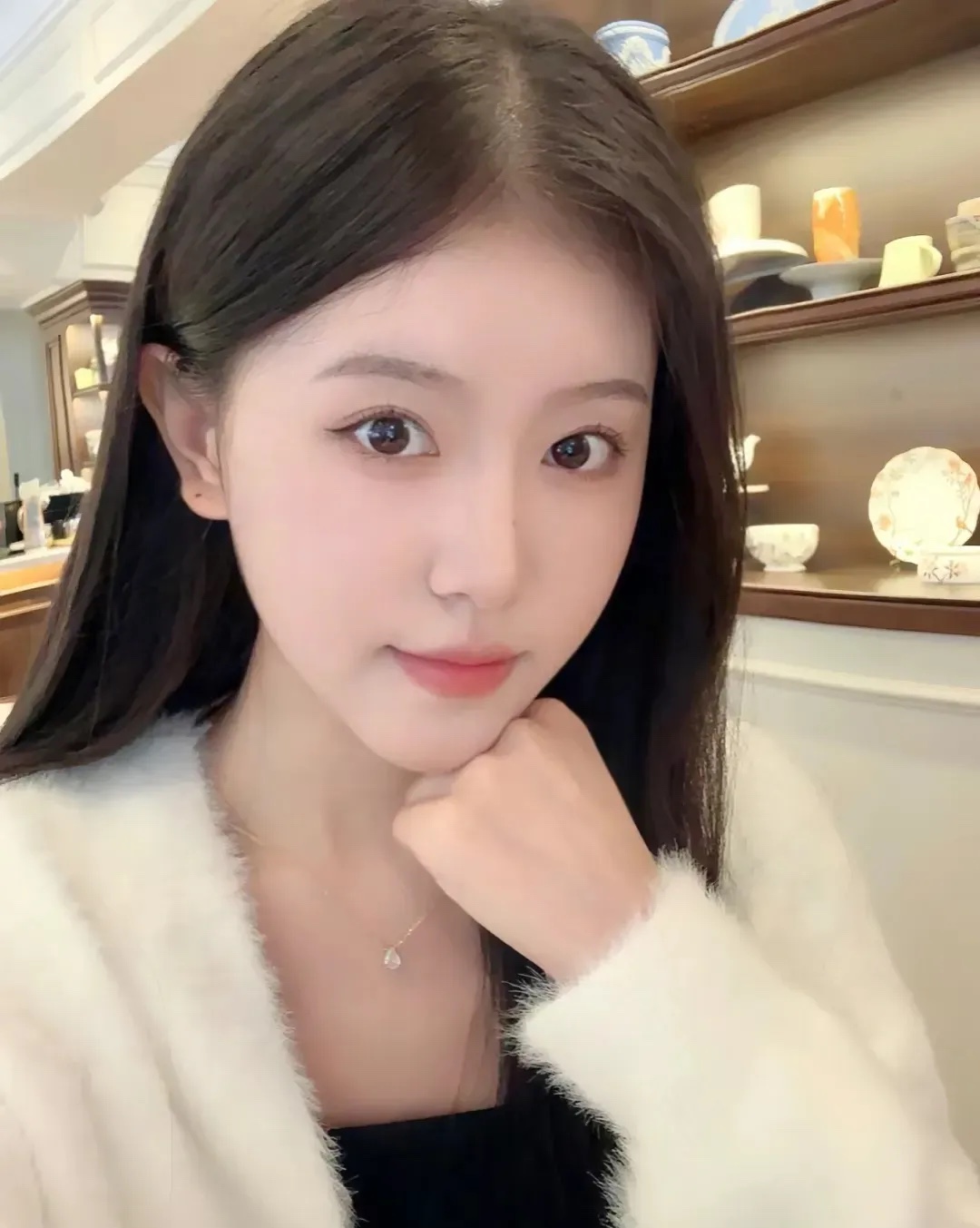 夫妻之间最好的状态：

钱：要存在一张卡上。

觉：要在一张床上睡。

饭：要在