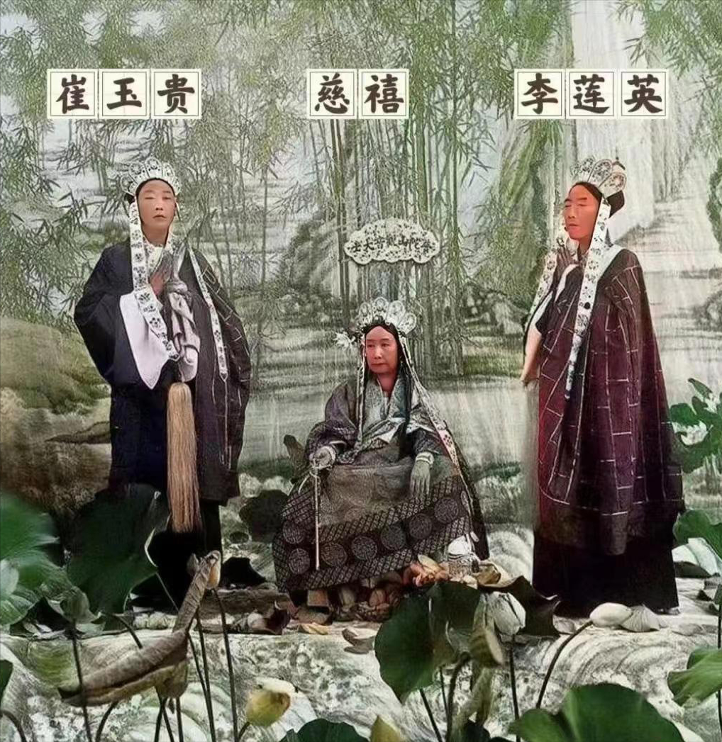 这张照片是晚年慈禧在玩cosplay，两边陪玩者为李莲英和崔玉贵。