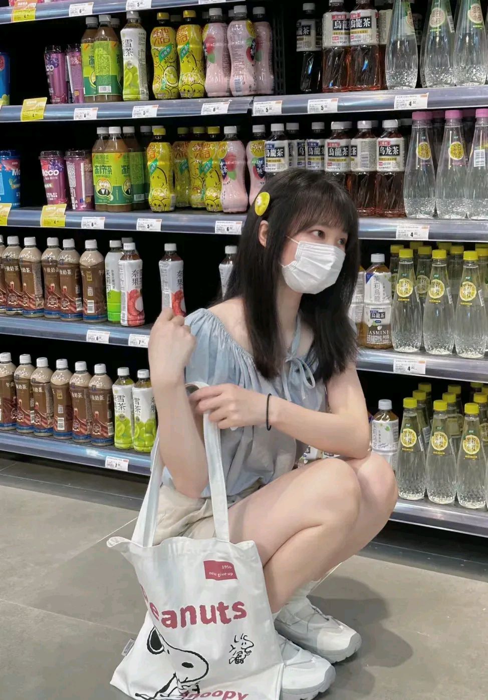 被闺蜜拉着出来逛街，逛了一上午啥也没买，快要累成狗了，但收获了一上午的穷开心～

