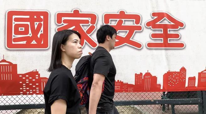 一名留学日本的香港女学生被香港国安员警指控发佈网文宣扬“港独”，在返回香港后被法