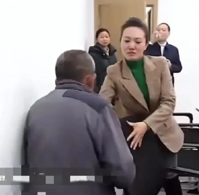 有钱能使鬼推磨，无钱鬼也不开门。这句话在这个穿西装的女人的身上体现的淋漓尽致!
