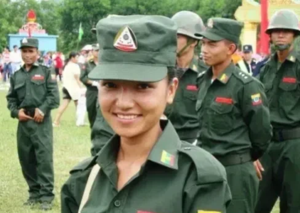 等战争结束，想嫁到中国！果敢女兵这样说。
果敢同盟军人数不多，部队里面还有许多女