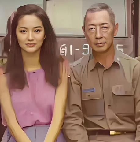 1980年，26岁的林青霞去部队看望当兵的父亲。
在1980年的一个温暖的春天，