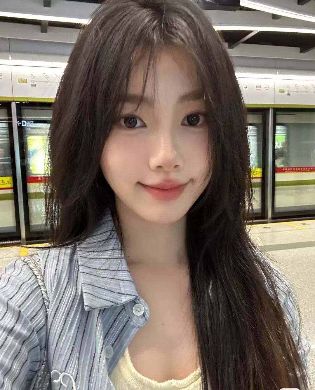 在高铁上，我旁边坐着一位年轻女子，她主动与我攀谈，问道：“你会介意帮我买一份高铁