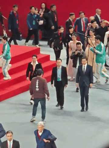 他来了，他来了，他带着13亿现金走来了。

雷总今天在武大捐款13亿，一举刷新国