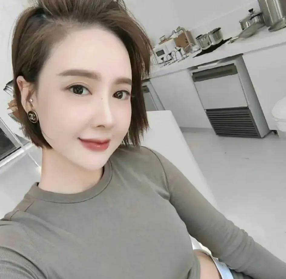 或许杨鸣和小3才是真爱吧！
女子名叫章思思，沈阳音乐学院的老师，离异带一个儿子。